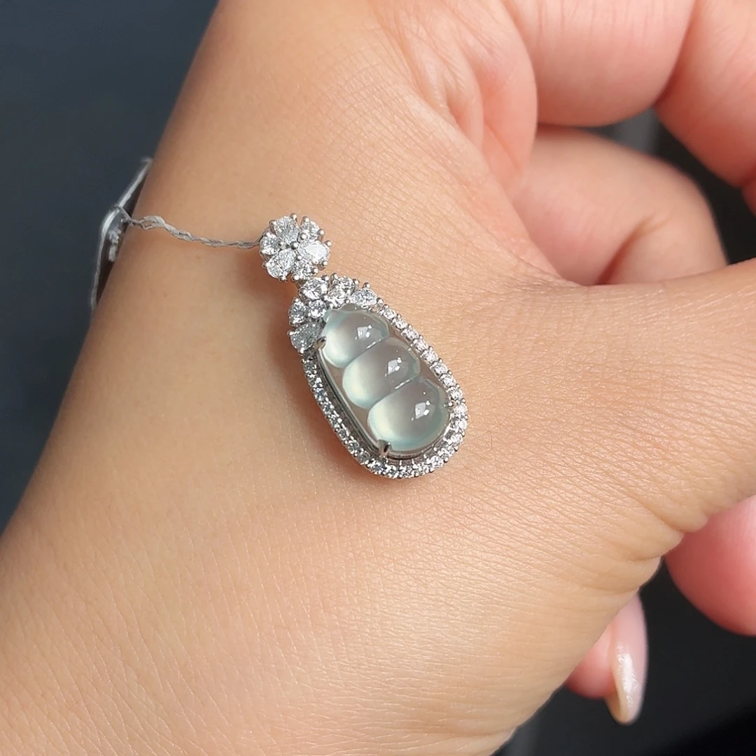 翡翠18K金镶嵌颈饰