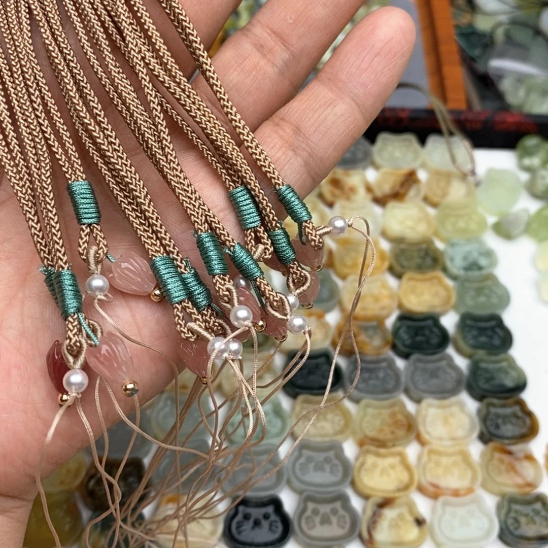 岫玉假一赔十默认，不退不换，挂件绳子未镶嵌