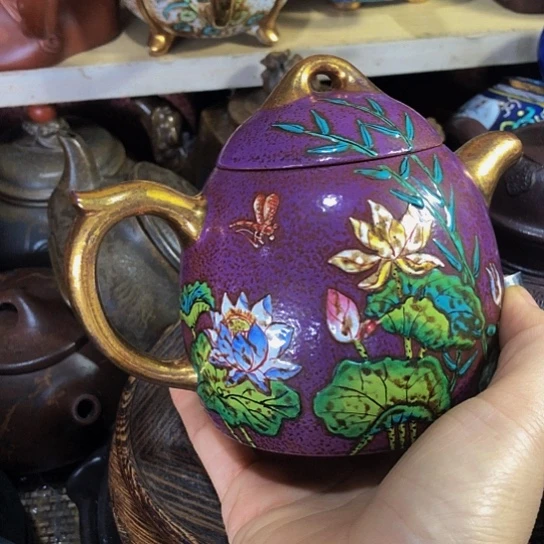 茶壶紫砂原矿泥料手工制作的一把紫砂壶。
