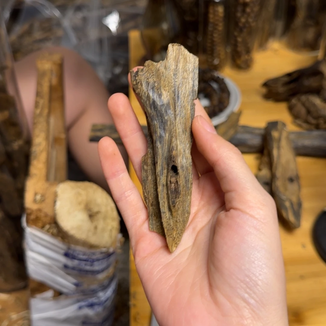 沉香沉香碎屑红骨凹身块料20克