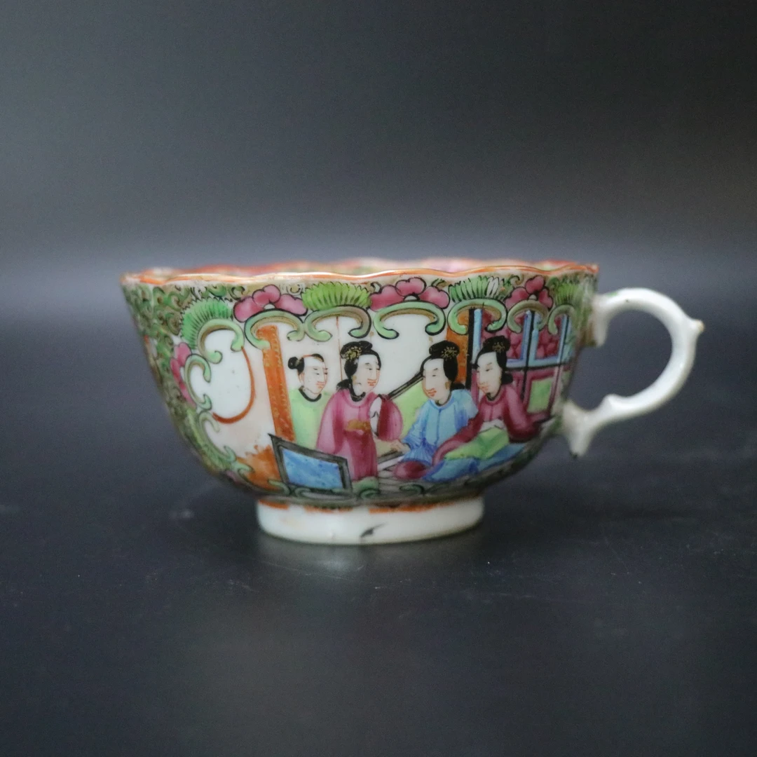 Lot.25120566清晚期广彩开窗人物花鸟纹把杯 高：约9.8cm