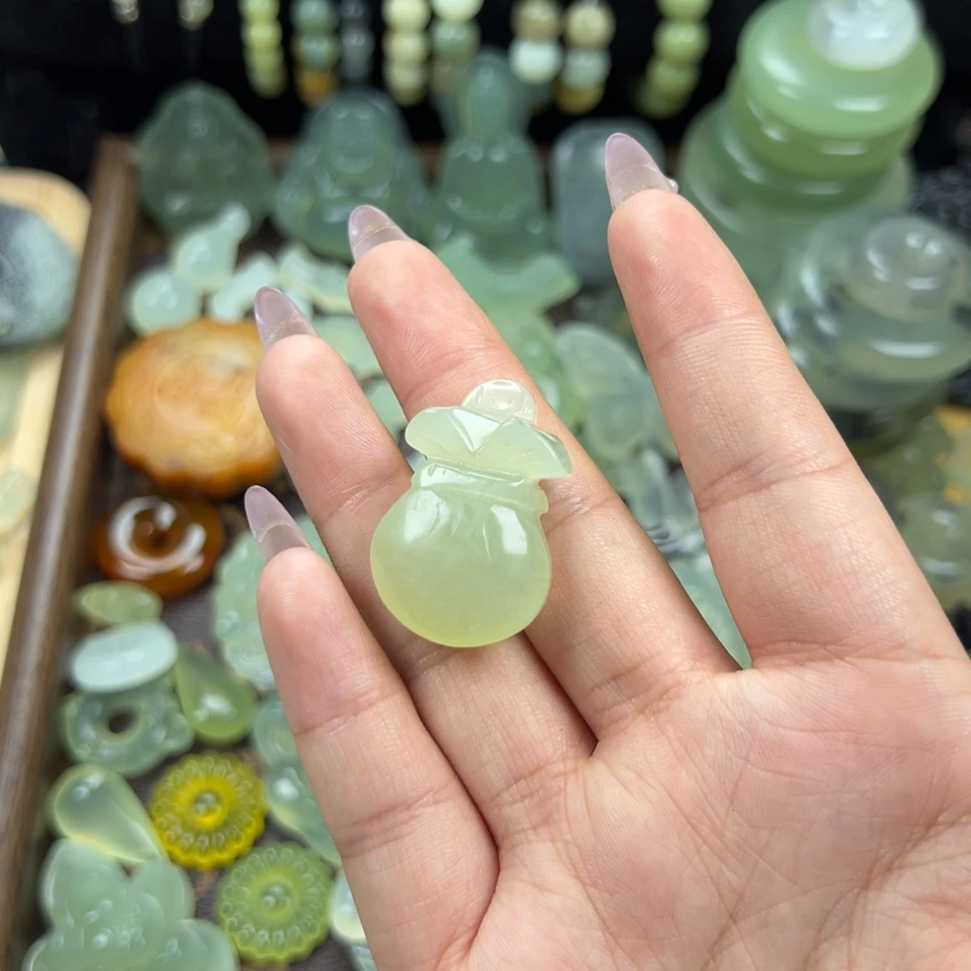 蛇纹石玉未镶嵌颈饰