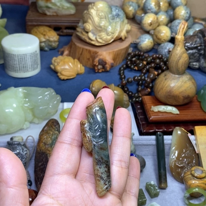 岫岩河磨玉（透闪石质玉）吊坠未镶嵌