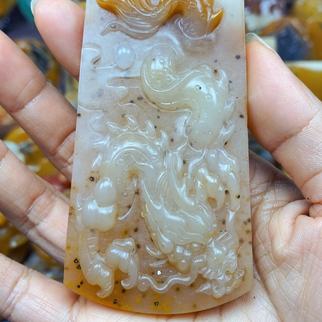 未镶嵌石英质玉（黄龙玉）颈饰