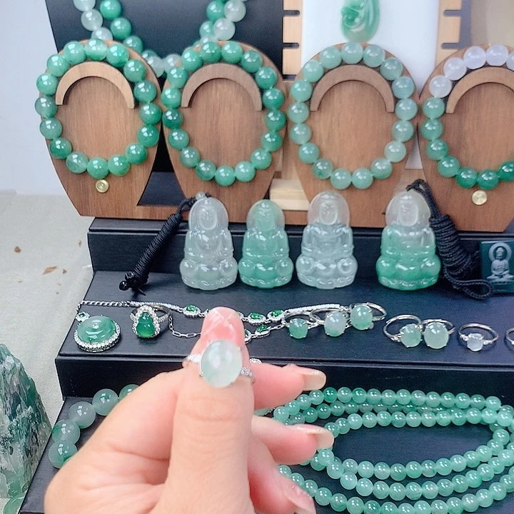 未镶嵌石英质玉戒指
