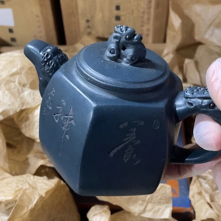 紫砂茶壶矿泥料手工制作的一把紫砂壶。