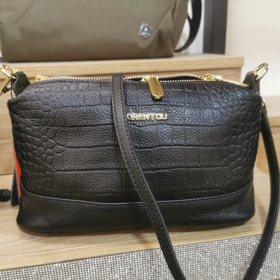 头牛三隔层石头纹压花简约通勤斜挎包小方包底宽25高15厚度9cm