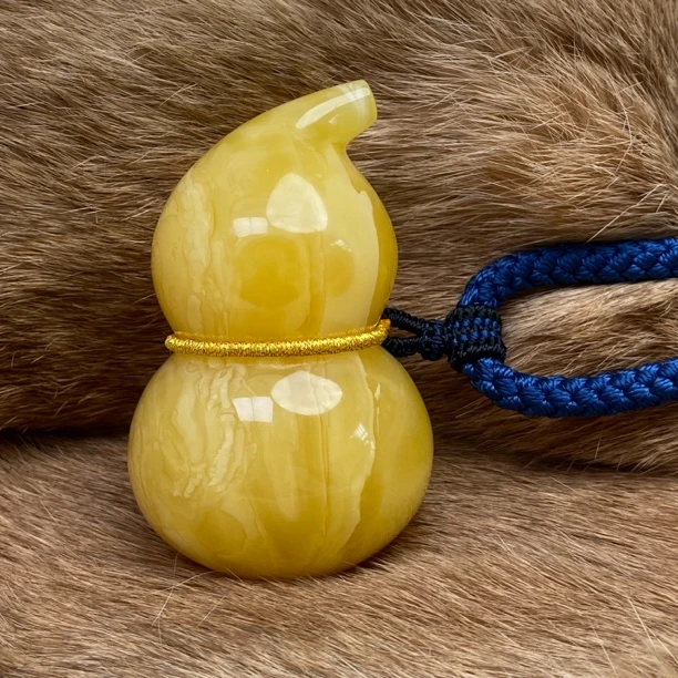 61.5克71.7×43.2鸡油黄妖花蜜糖蜜蜡葫芦水滴无事牌平安扣毛衣链