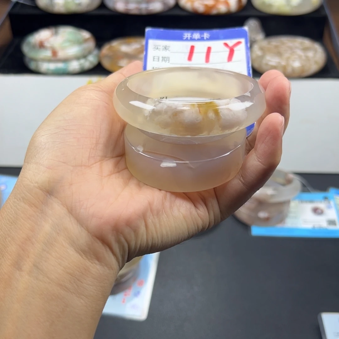 清***月石英质玉未镶嵌手镯