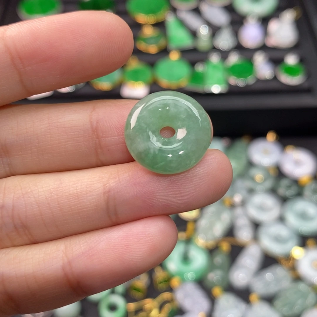 翡翠未镶嵌颈饰有纹裂