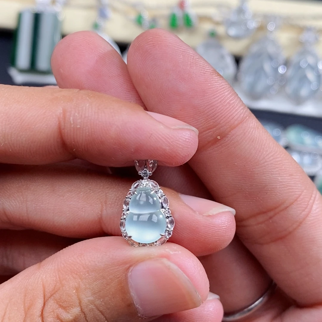 翡翠18K金镶嵌颈饰