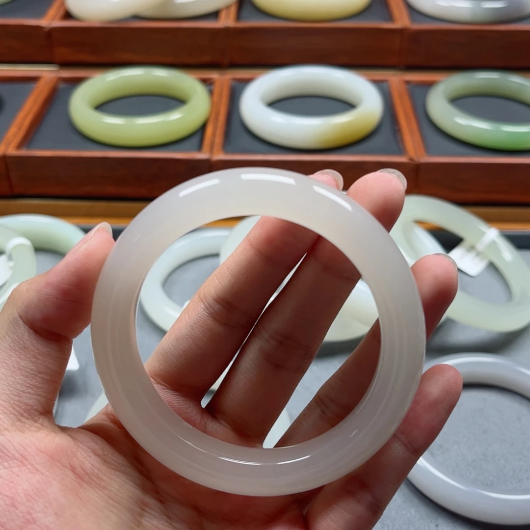 和田玉手镯未镶嵌小**?