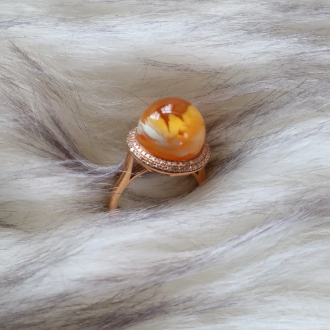 天然原矿 蜜蜡18k金镶嵌焦皮料红底妖孽圆珠戒指