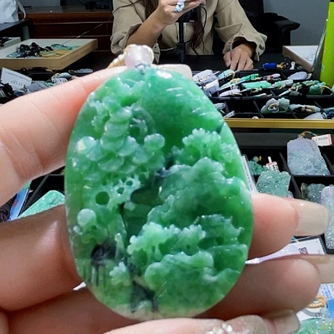 翡翠未镶嵌颈饰一个
