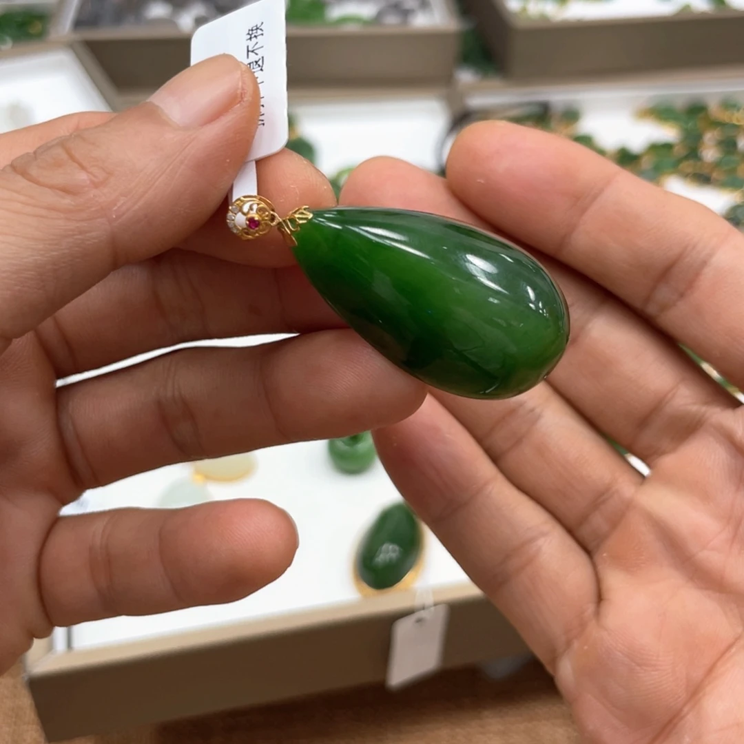 颈饰18K金镶嵌和田玉