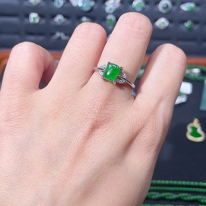 翡翠足银镶嵌耳饰