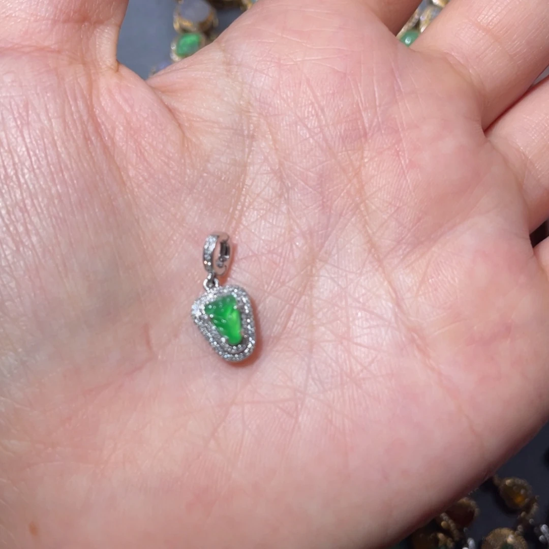 【闪购商品】颈饰18K金镶嵌翡翠