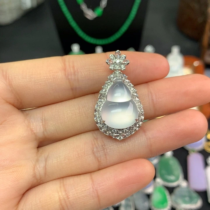 翡翠18K金镶嵌颈饰翡翠