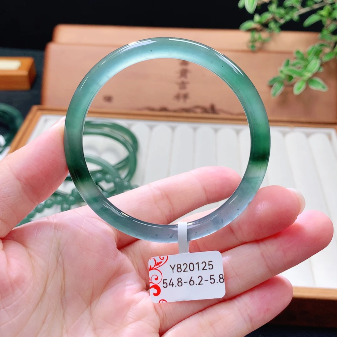 翡翠未镶嵌手镯（圆镯）