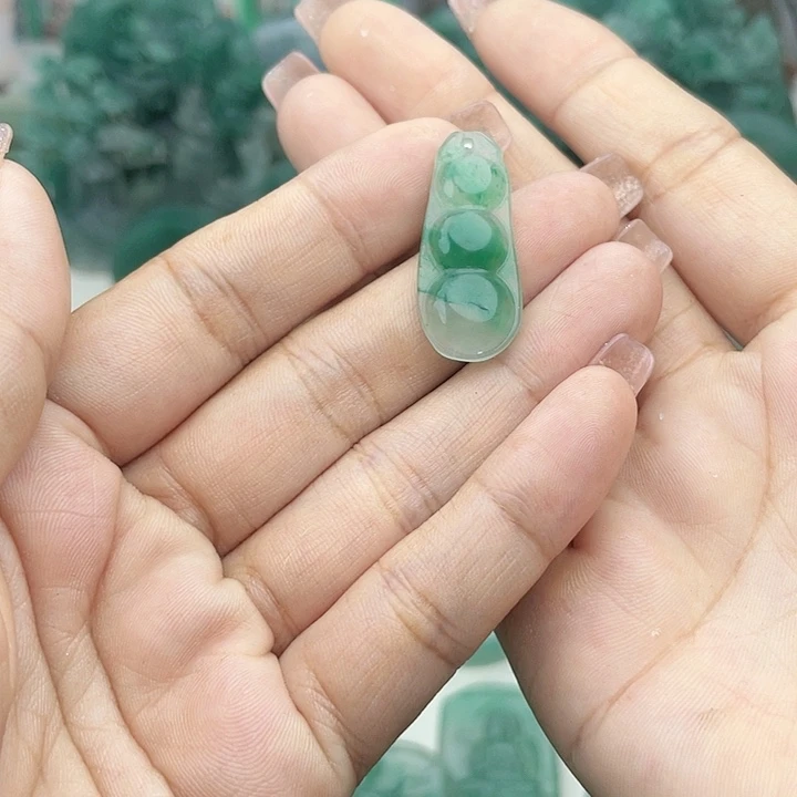 石英质玉未镶嵌颈饰