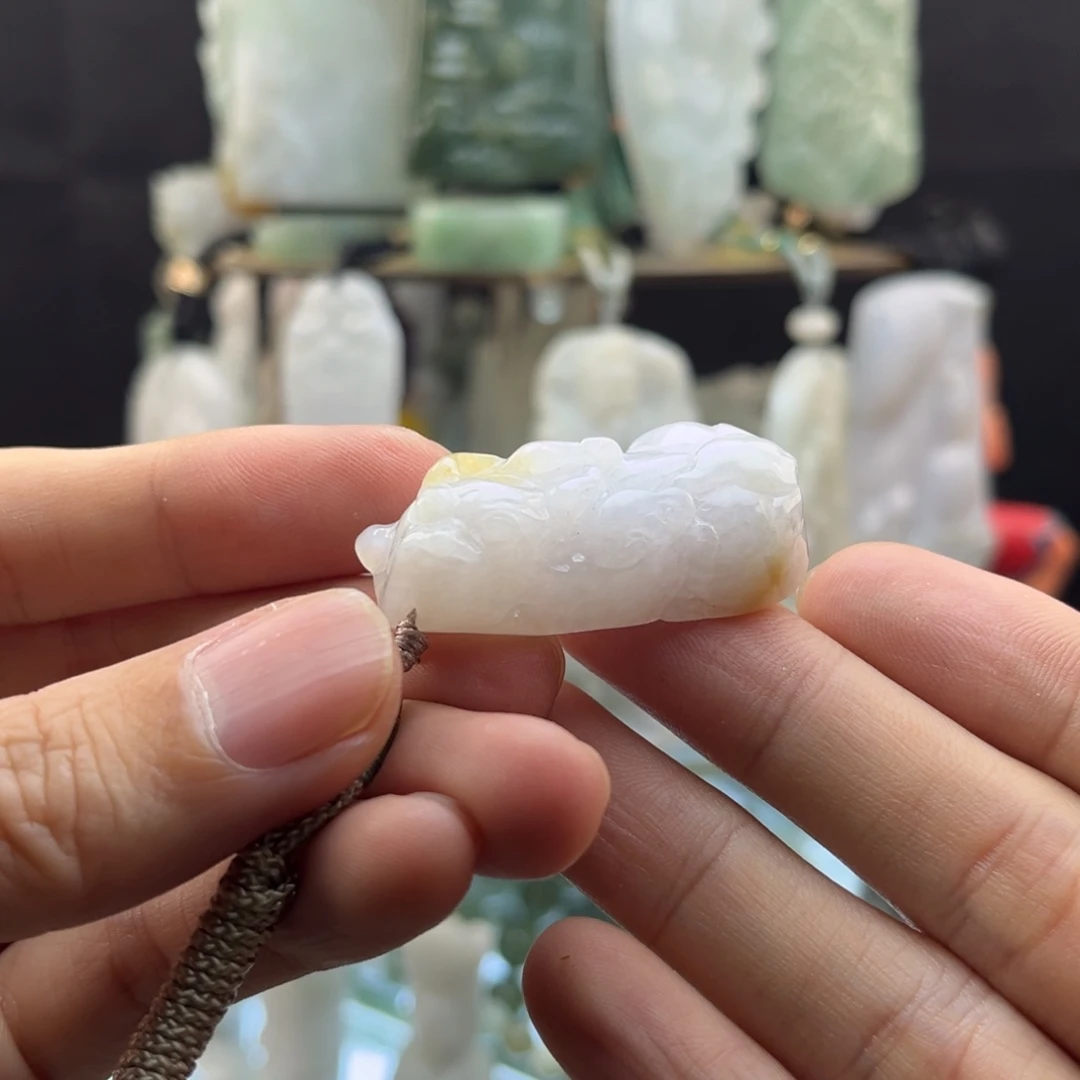 翡翠未镶嵌颈饰皮丘