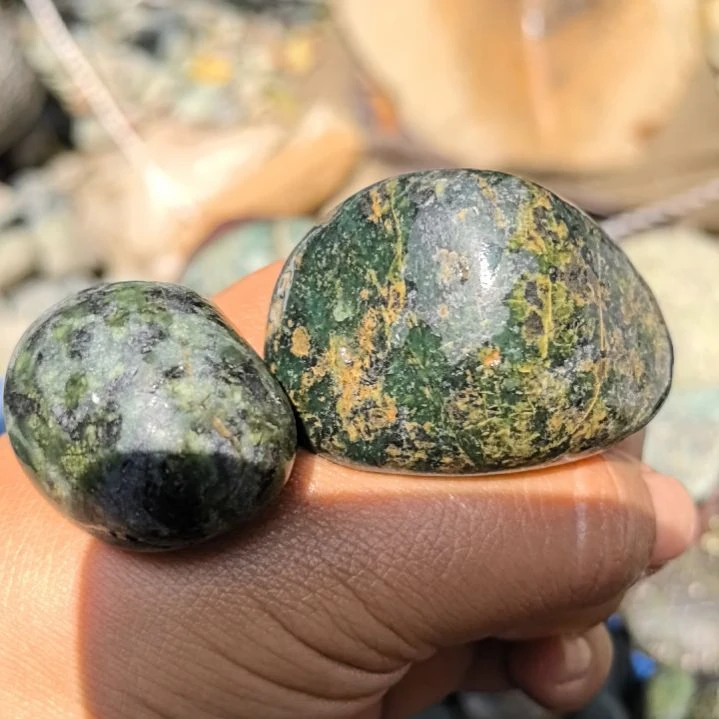 玉良**音藏玉药王石原石手把件两个