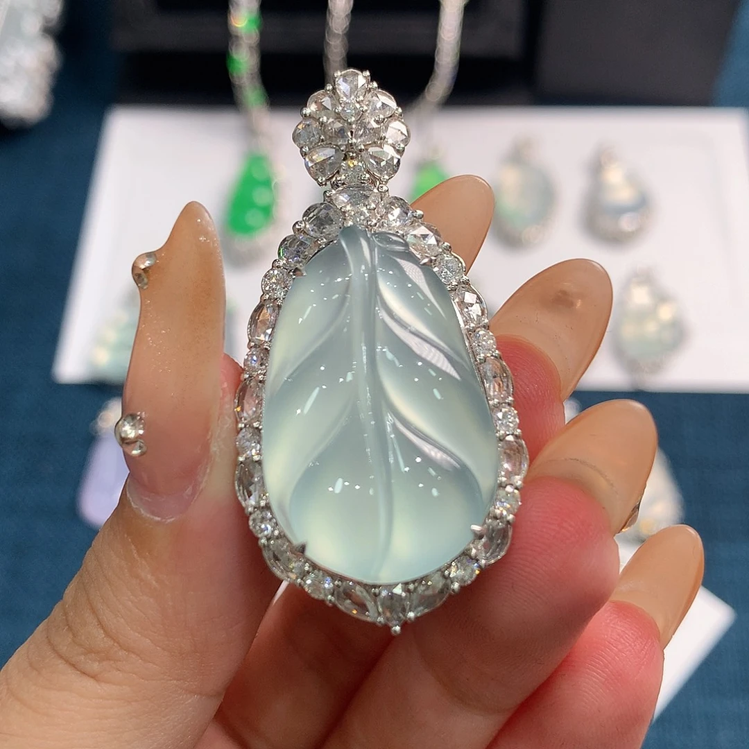 翡翠18K金镶嵌颈饰大叶子