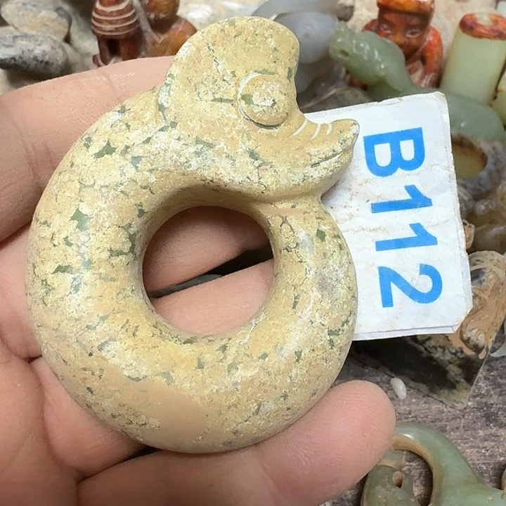 蛇纹石玉颈饰未镶嵌