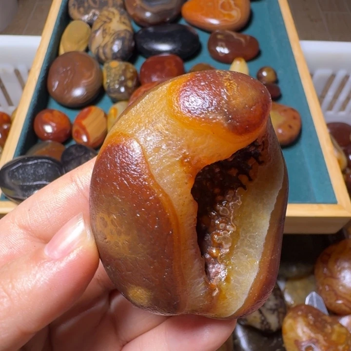 亐***㔓瓷片马达加斯加奇石手把件浮雕