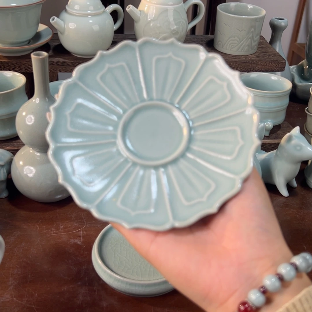 精品卵青碟子。  13.8cm
