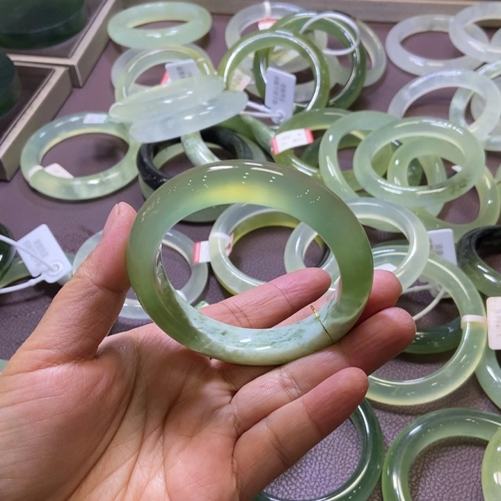 蛇纹石玉未镶嵌手镯52