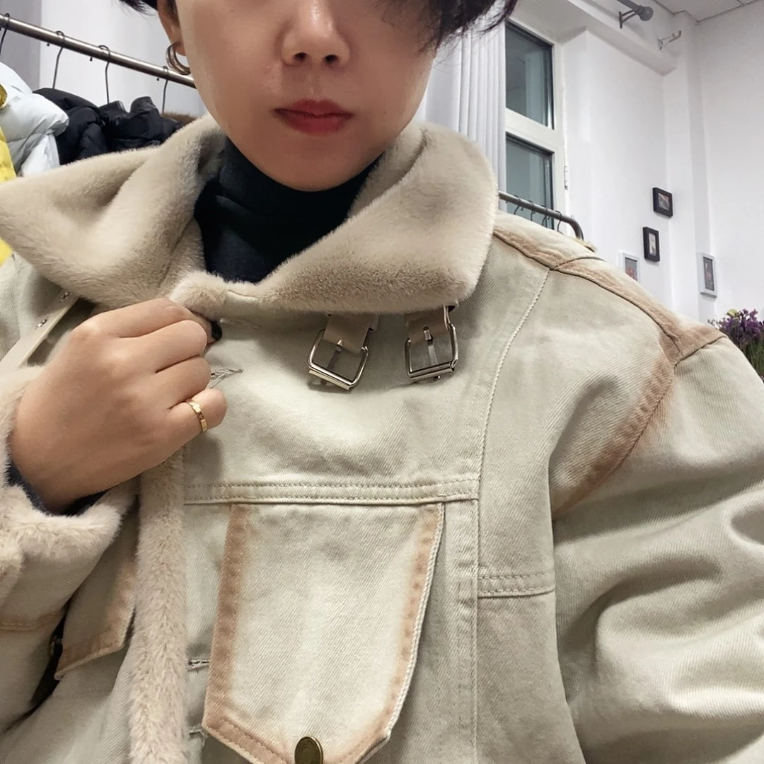 浅色做旧牛仔加毛外套