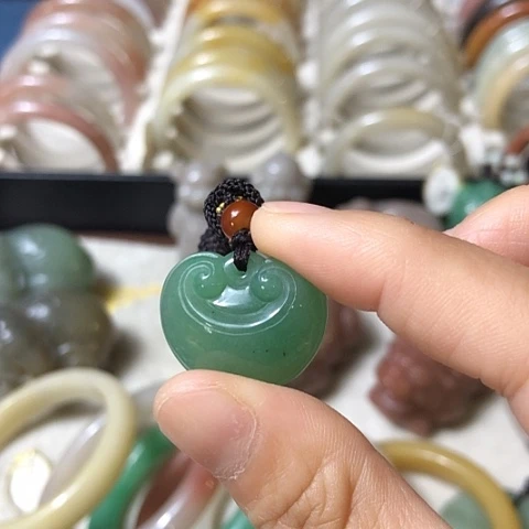 颈饰未镶嵌石英质玉