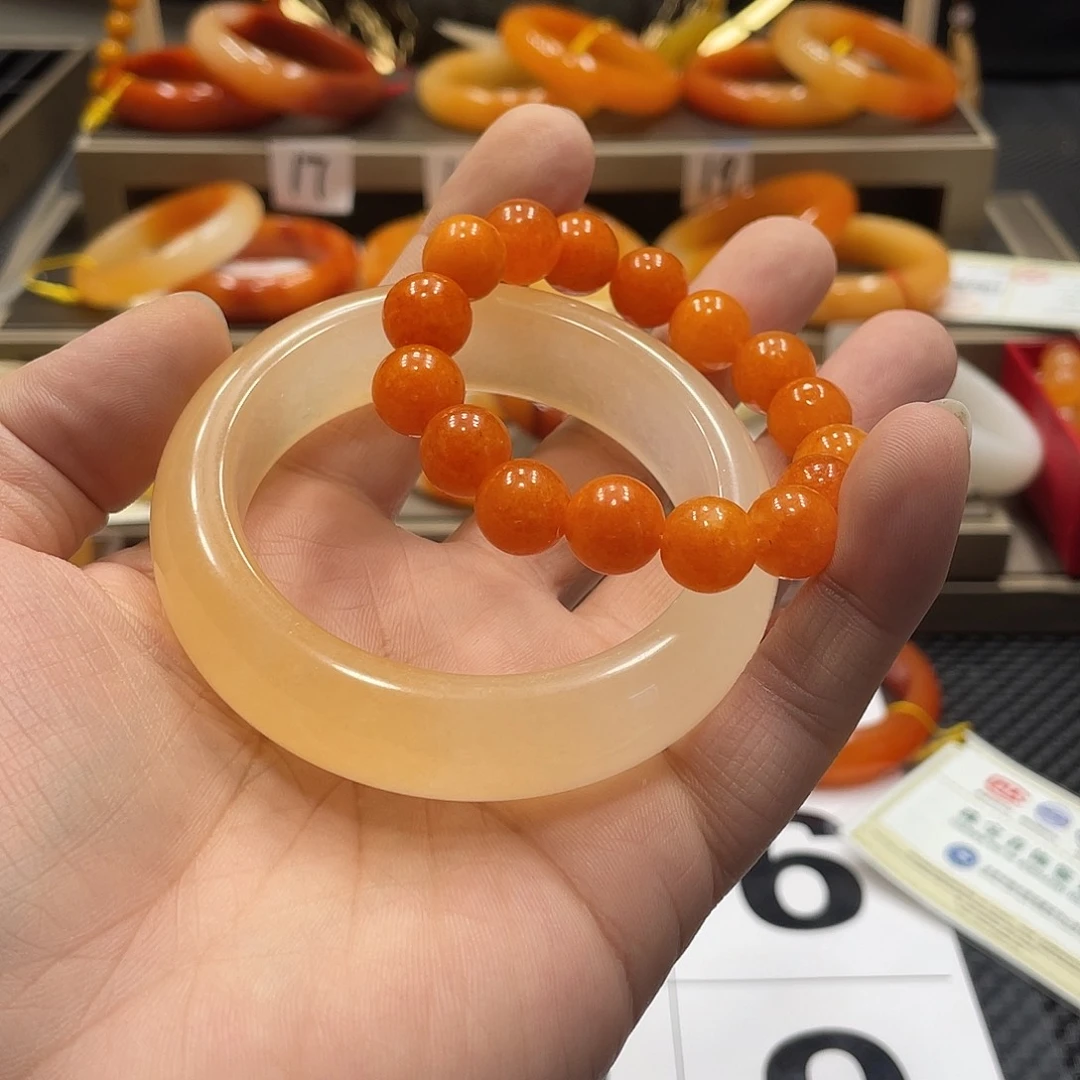 未镶嵌石英质玉（黄龙玉）手镯果*