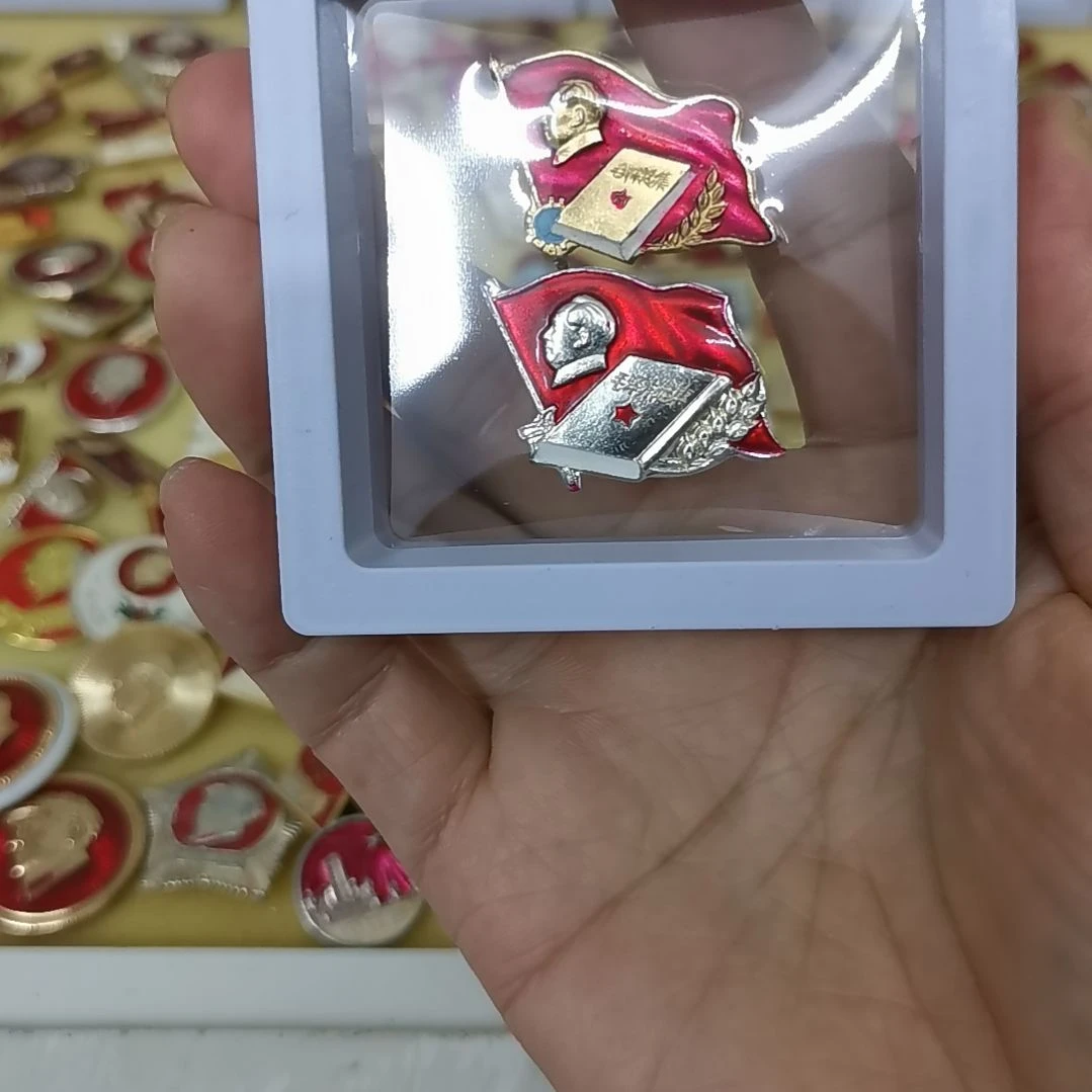 合金卯*刀红藏纪念章2枚