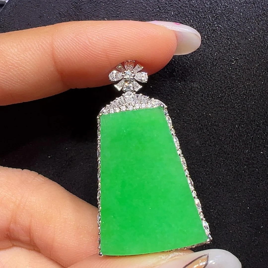 翡翠18K金镶嵌颈饰无事牌