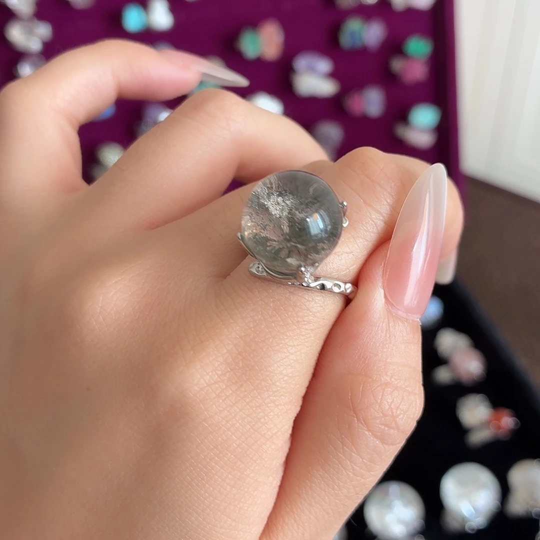 烟晶戒指银S925镶嵌穿着西装在操场