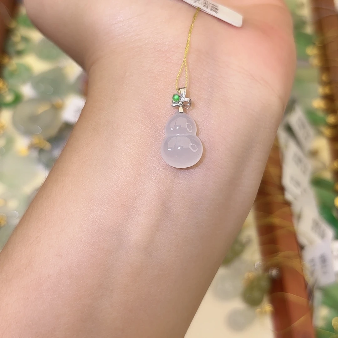 翡翠18K金镶嵌颈饰葫芦