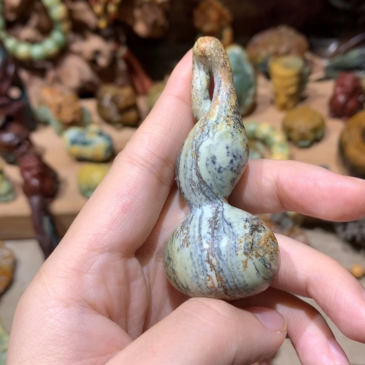 未镶嵌岫岩河磨玉（透闪石质玉）挂件