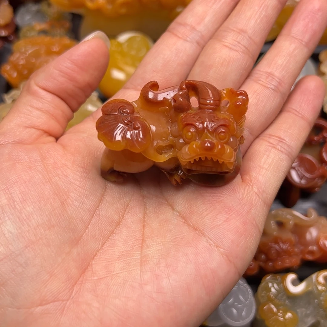 老***头未镶嵌石英质玉（黄龙玉）颈饰