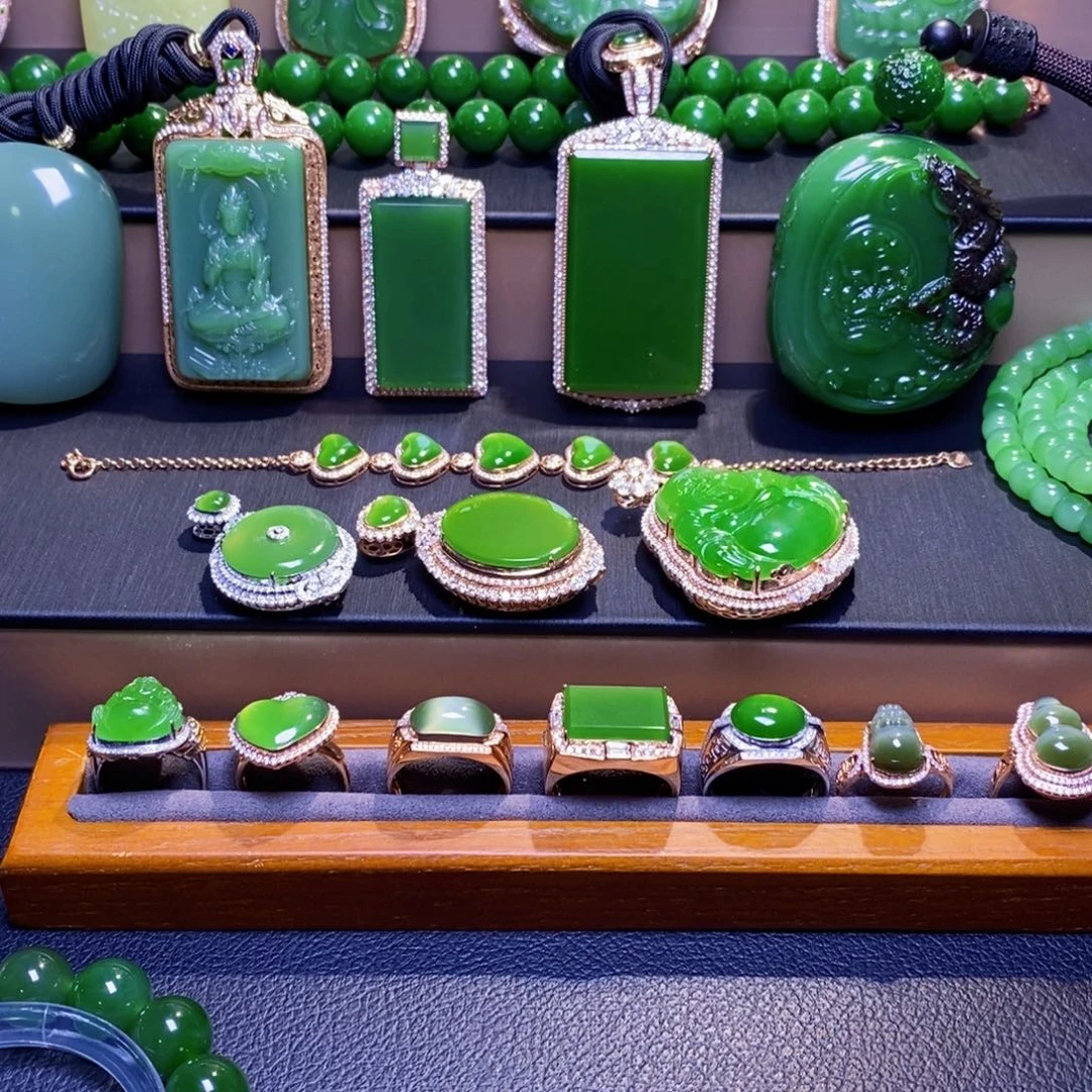 和田玉18K金镶嵌挂件