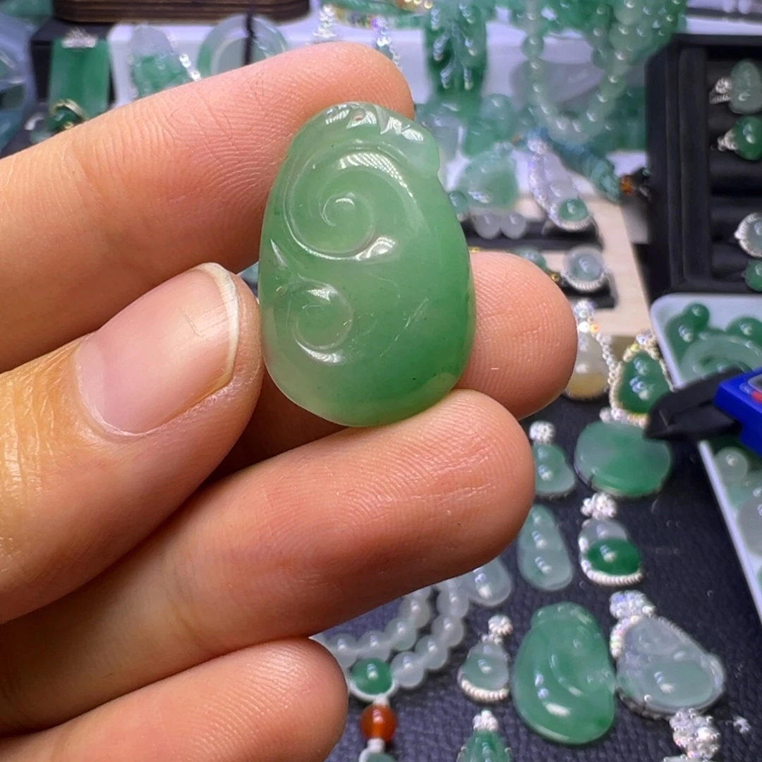 石英质玉（非洲翠）未镶嵌颈饰