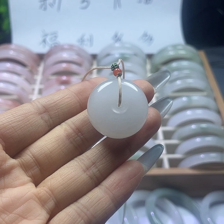 颈饰未镶嵌石英质玉（金丝玉）
