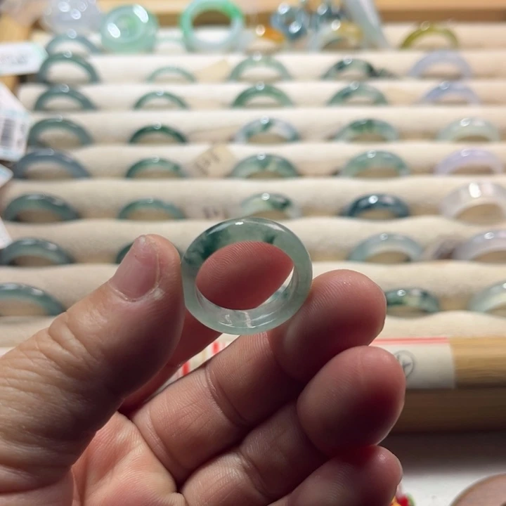 翡翠未镶嵌戒指飘花