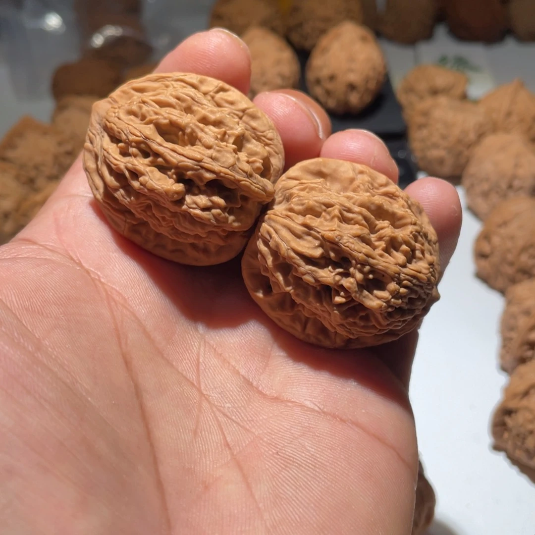 文玩核桃吊坠白狮子