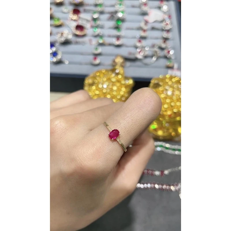 18K金镶嵌红宝石戒指