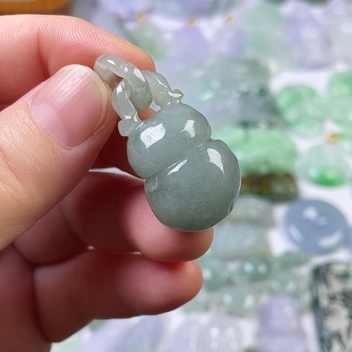 翡翠未镶嵌颈饰葫芦