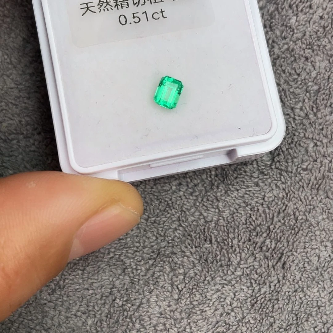 祖母绿裸石未镶嵌0.51Ct。