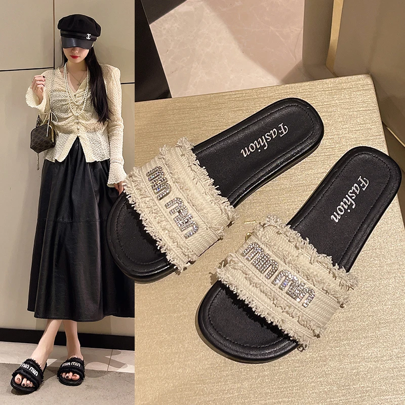 法式小香风拖鞋女夏外穿2025年新款网红时尚水钻一字平底沙滩凉拖