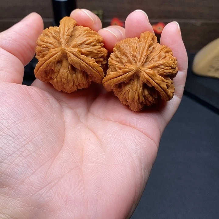 大***伟文玩核桃把件白奔